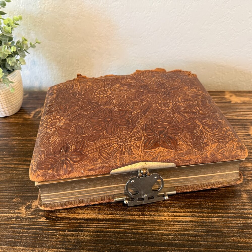 142-Year-Old Victorian Leather Photo Album with 15 Photos - Picture 5 of 17